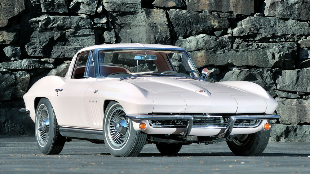 la Chevrolet Corvette Sting Ray L75 327/300 HP Sue Earl Special de 1963, blanc, vue de 3/4 avant droit