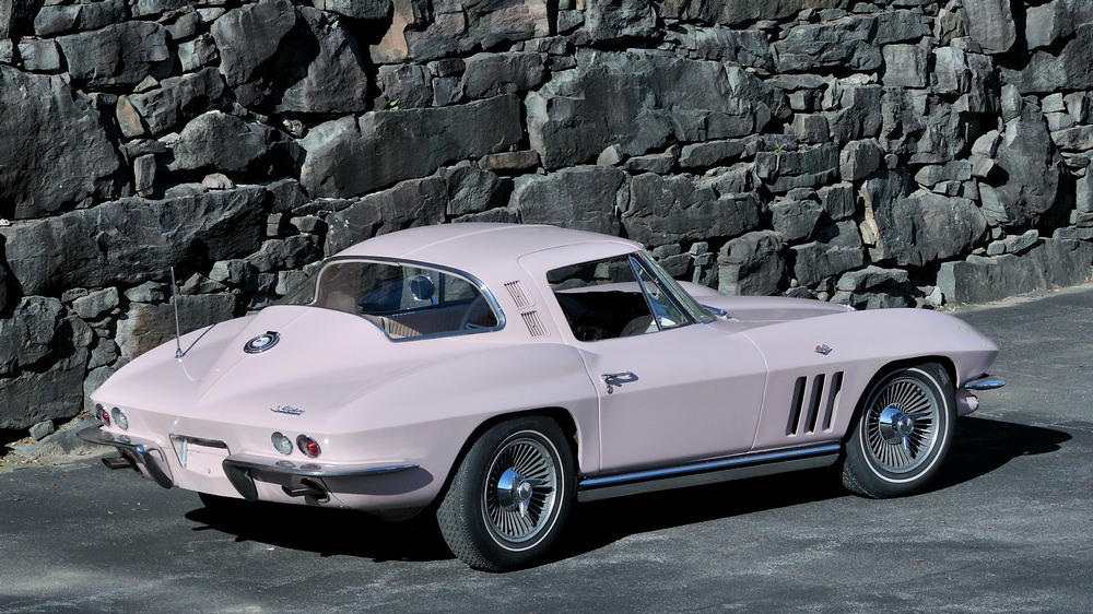 la Chevrolet Corvette Sting Ray L75 327/300 HP Sue Earl Special de 1963, blanc, vue de 3/4 arrière droit