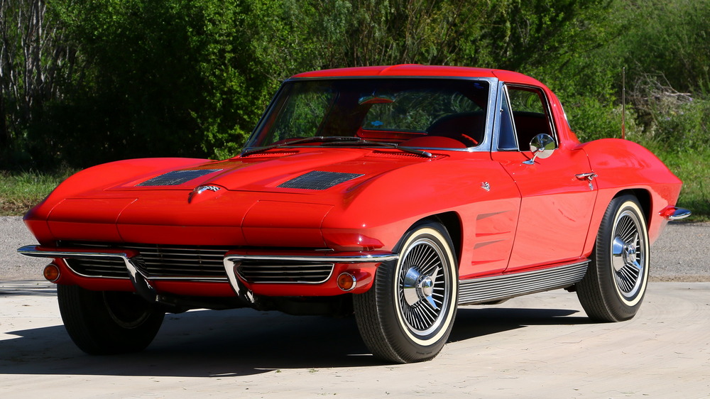 la Chevrolet Corvette Sting Ray L75 Sport Coupe (837) de 1963, rouge, vue de 3/4 avant gauche