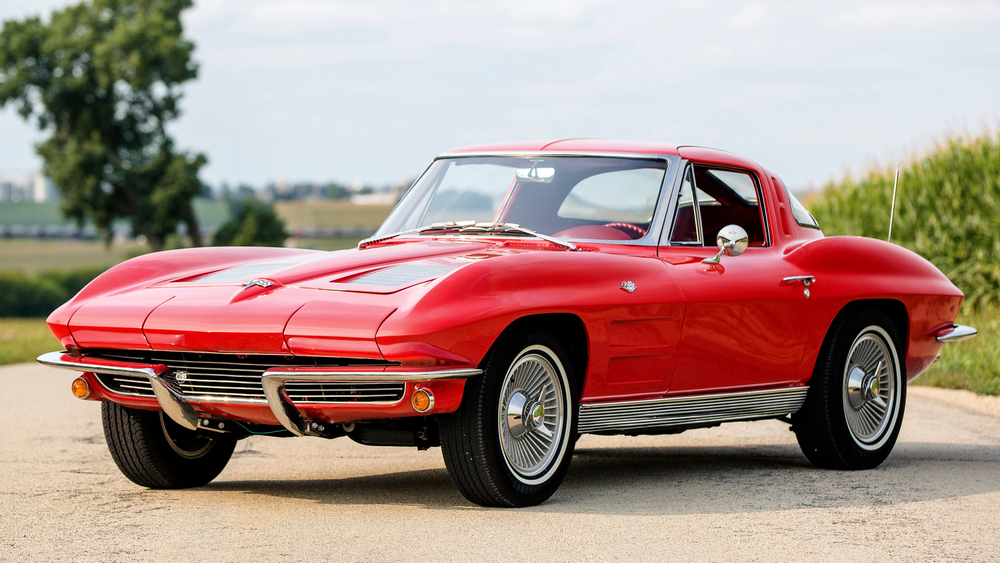 la Chevrolet Corvette Sting Ray L76 327/340 HP (C2) de 1963, rouge, vue de 3/4 avant gauche