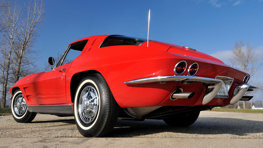 la Chevrolet Corvette Sting Ray L76 327/340 HP (C2) de 1963, rouge, vue de 3/4 arrière gauche