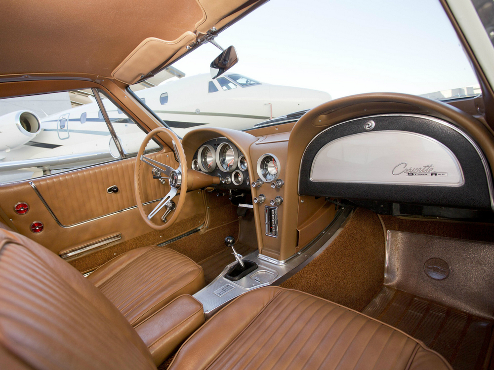 l'intérieur de la Chevrolet Corvette Sting Ray L76 327/340 HP (C2) de 1963, beige, vue côté passager