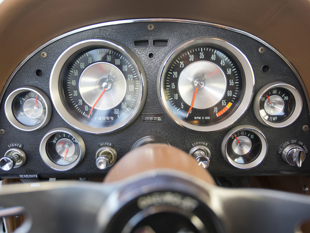 le tableau de bord de la Chevrolet Corvette Sting Ray L76 327/340 HP (C2) de 1963