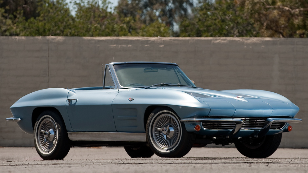 la Chevrolet Corvette Sting Ray L76 327/340 HP Convertible (C2) de 1963, bleu clair, vue de 3/4 avant droit