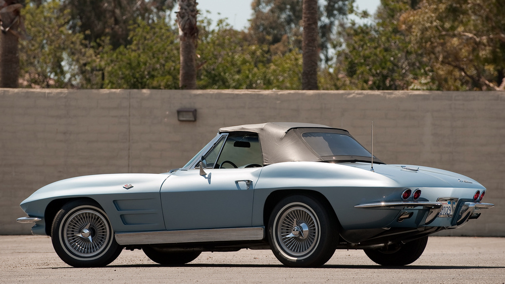 la Chevrolet Corvette Sting Ray L76 327/340 HP Convertible (C2) de 1963, bleu clair, vue de 3/4 arrière gauche