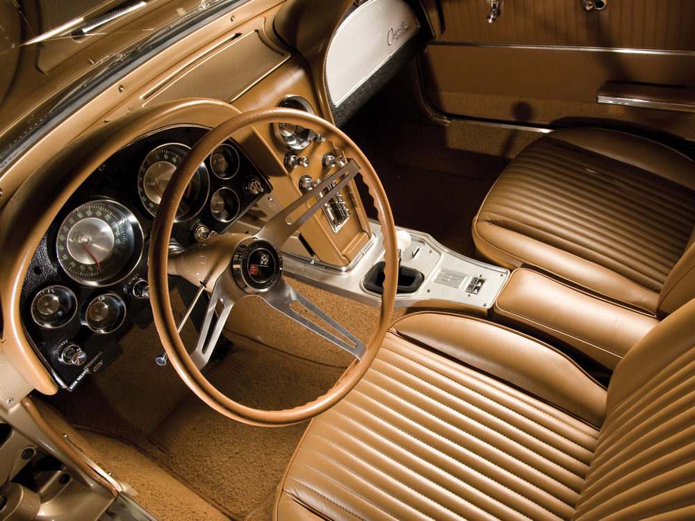 l'intérieur de la Chevrolet Corvette Sting Ray L84 (C2) de 1963, beige, vue côté conducteur