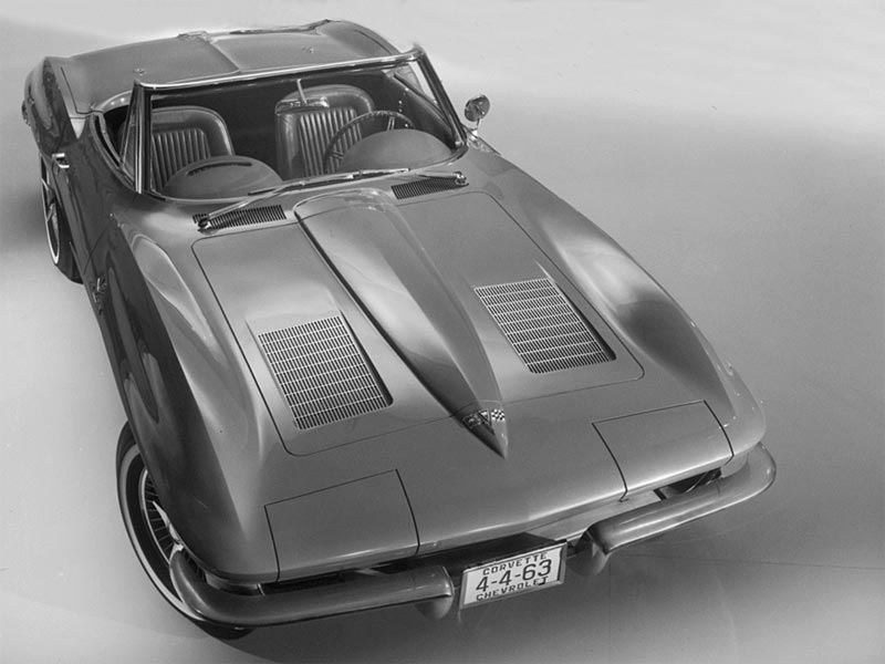 la Chevrolet Corvette Sting Ray L84 Convertible (C2) de 1963, photo en noir-et-blanc, vue avant aérienne