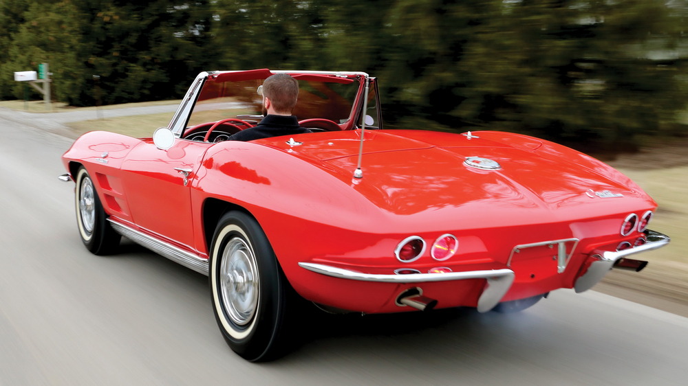 la Chevrolet Corvette Sting Ray L84 Convertible (C2) de 1963, rouge, vue de 3/4 arrière gauche