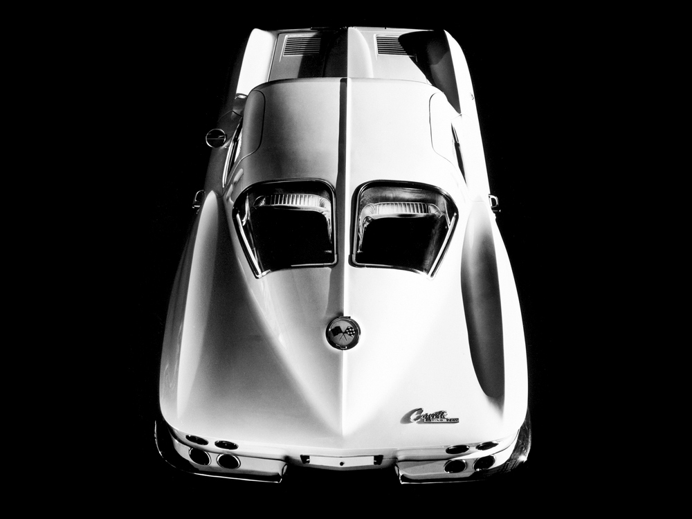 la Chevrolet Corvette Sting Ray Pre-Production (C2) de 1963, photo en noir-et-blanc, vue arrière aérienne