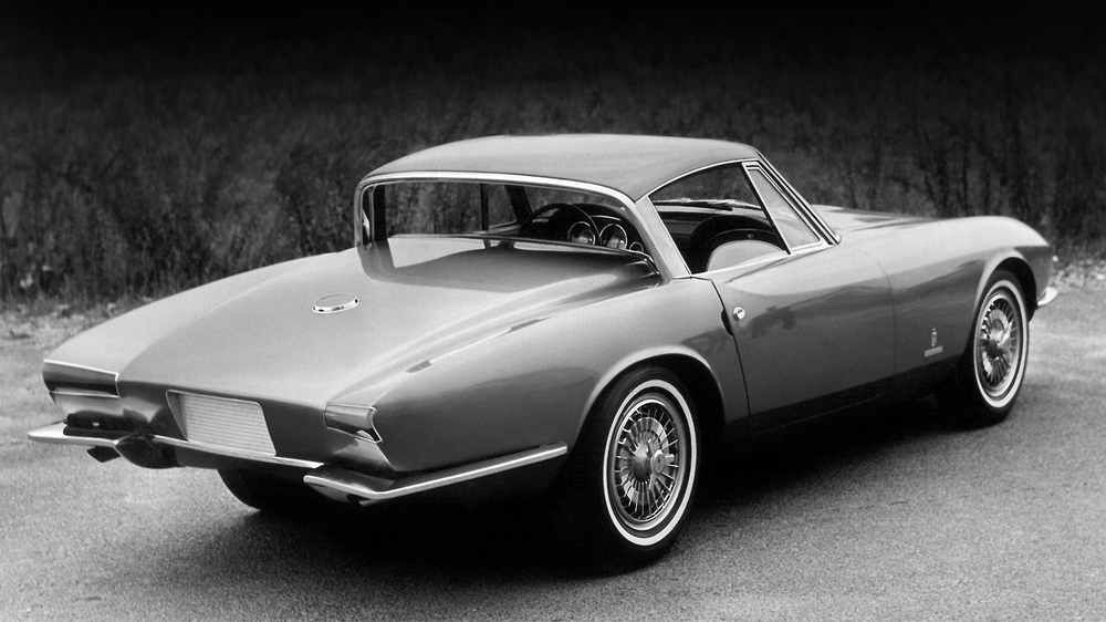 la Chevrolet Corvette Rondine Coupé (C2) de 1963, photo en noir-et-blanc, vue de 3/4 arrière droit