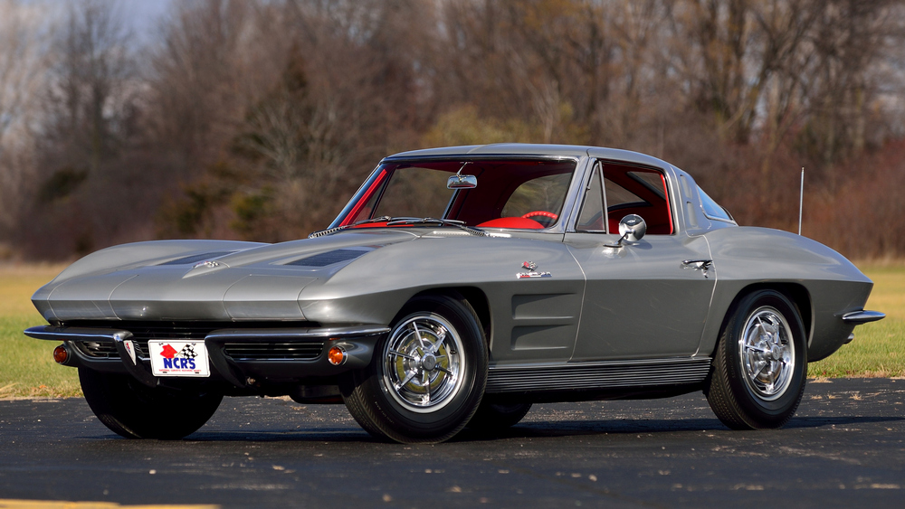 la Chevrolet Corvette Sting Ray Z06 Sport Coupe (837) de 1963, gris métallisé, vue de 3/4 avant gauche