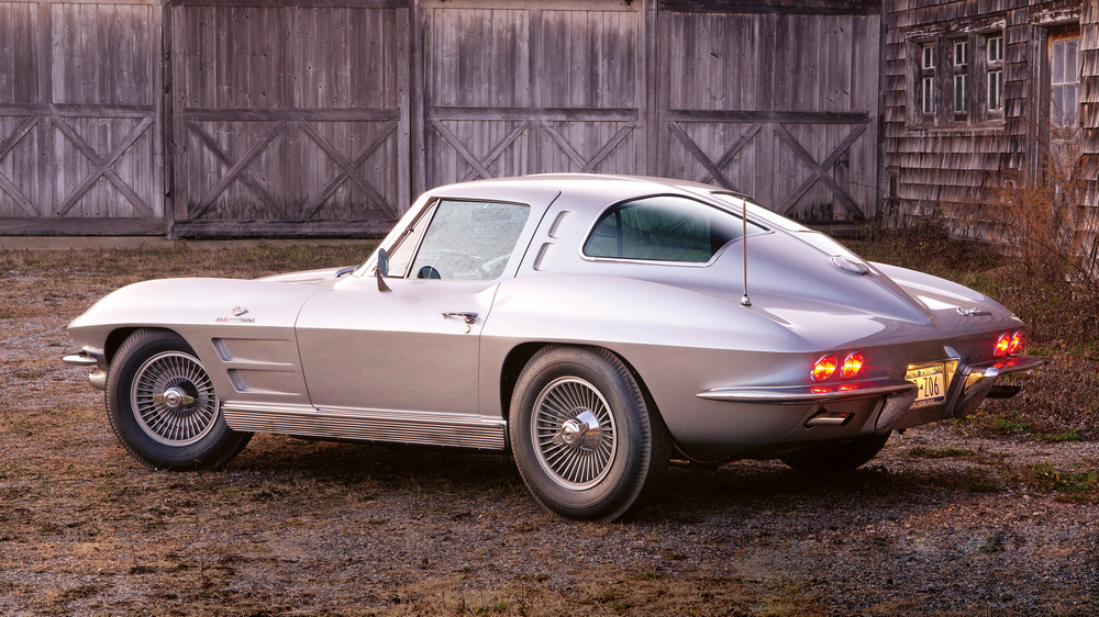 la Chevrolet Corvette Sting Ray Z06 Sport Coupe (837) de 1963, gris métallisé, vue de 3/4 arrière gauche
