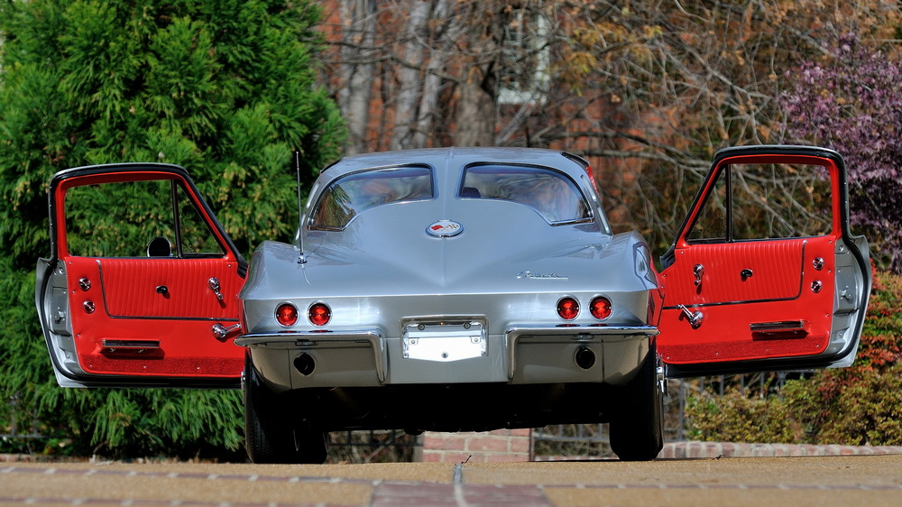 la Chevrolet Corvette Sting Ray Z06 Sport Coupe (837) de 1963, gris métallisé, vue arrière, portières ouvertes