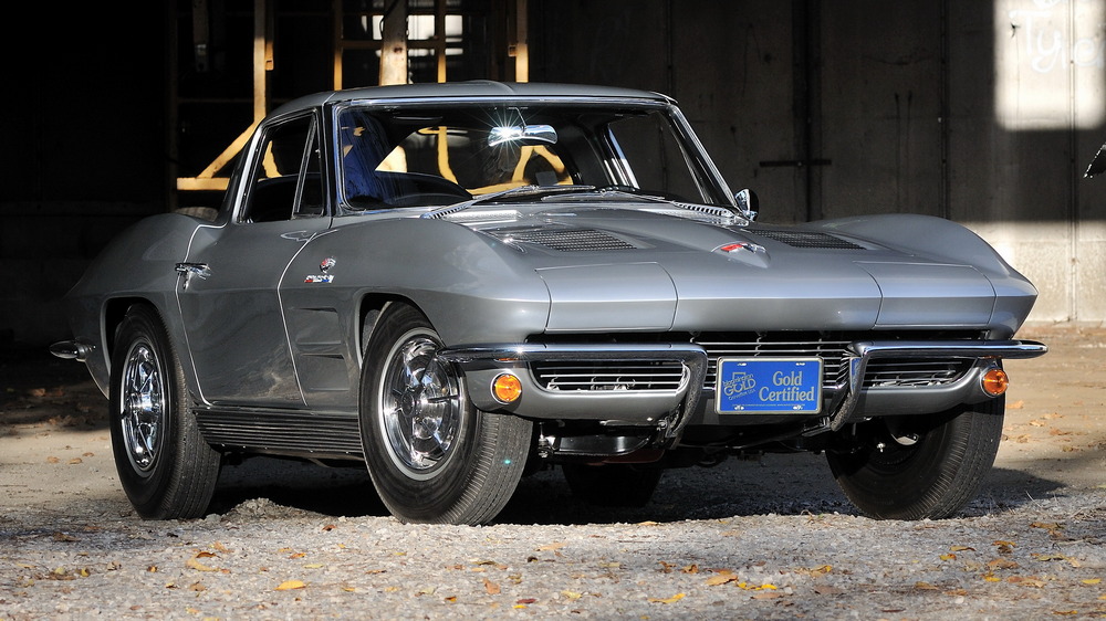 la Chevrolet Corvette Sting Ray Z06 Sport Coupe (837) de 1963, gris foncé, vue de 3/4 avant droit