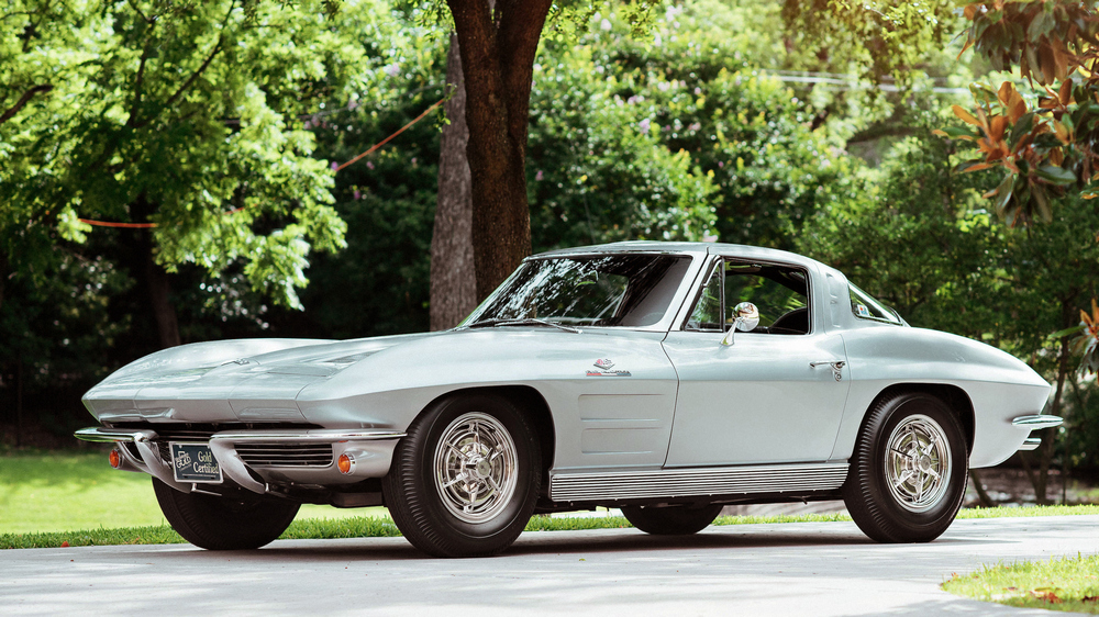 la Chevrolet Corvette Sting Ray Z06 Sport Coupe (837) de 1963, gris métallisé, vue de 3/4 avant gauche