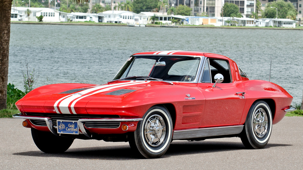 la Chevrolet Corvette Sting Ray Z06 Sport Coupe (837) de 1963, rouge avec une bande blanche, vue de 3/4 avant gauche