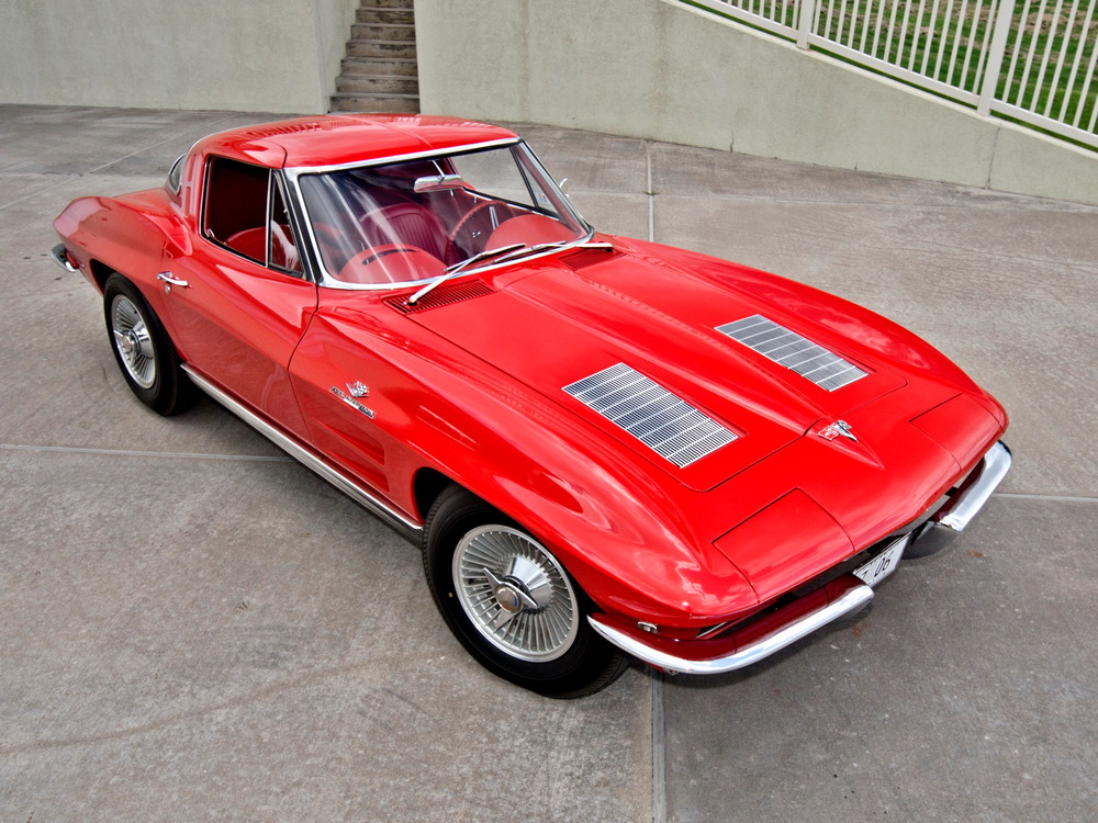 la Chevrolet Corvette Sting Ray Z06 Sport Coupe (837) de 1963, rouge, vue de 3/4 avant droit aérienne
