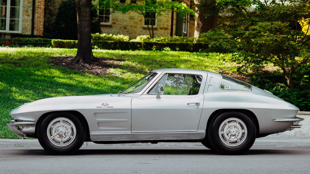 la Chevrolet Corvette Sting Ray Z06 Sport Coupe (837) de 1963, gris métallisé, vue de profil gauche