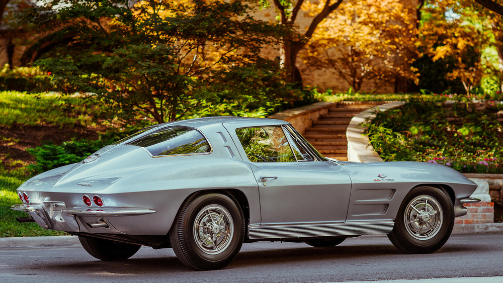la Chevrolet Corvette Sting Ray Z06 Sport Coupe (837) de 1963, gris métallisé, vue de 3/4 arrière droit