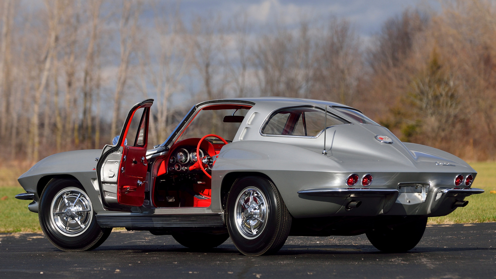 la Chevrolet Corvette Sting Ray Z06 Sport Coupe (837) de 1963, gris métallisé, vue de 3/4 arrière gauche, portière ouverte