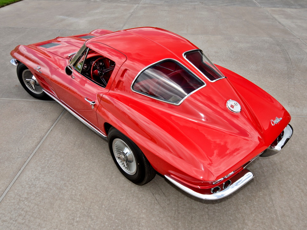 la Chevrolet Corvette Sting Ray Z06 Sport Coupe (837) de 1963, rouge, vue de 3/4 arrière gauche aérienne