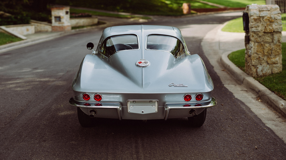 la Chevrolet Corvette Sting Ray Z06 Sport Coupe (837) de 1963, gris métallisé, vue arrière