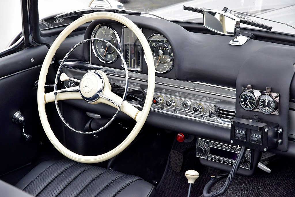 le tableau de bord d'une Mercedes 300 SL Roadster