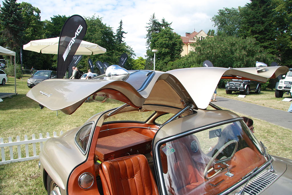 les portières de la Mercedes-Benz 300 SL Gullwing à Legendy 2014
