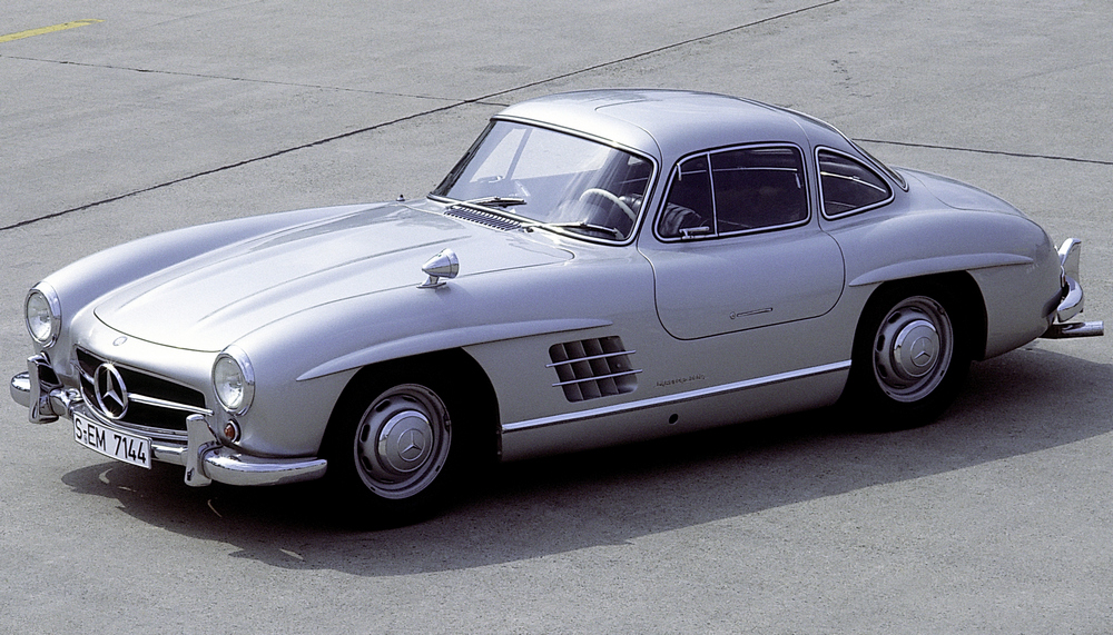 une Mercedes-Benz 300 SL (W198) 1955 gris métallisé vue de 3/4 avant gauche