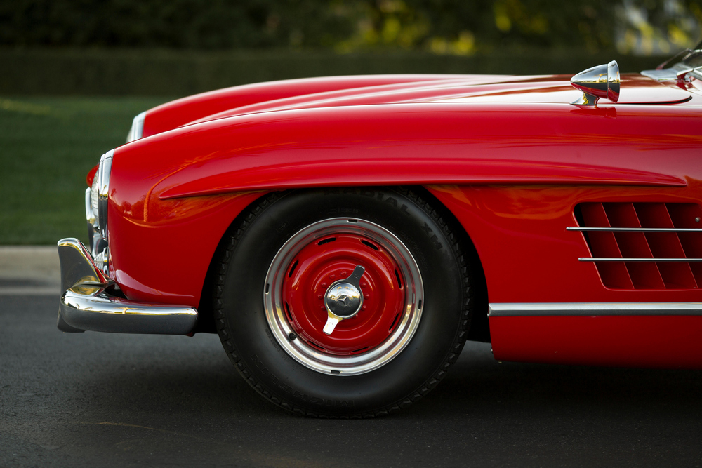la roue de la Mercedes-Benz 300 SL rouge
