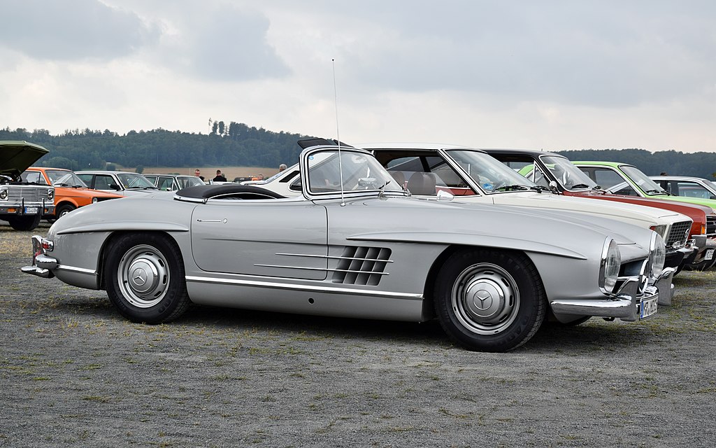 la Mercedes 300 SL Roadster vue de profil droit