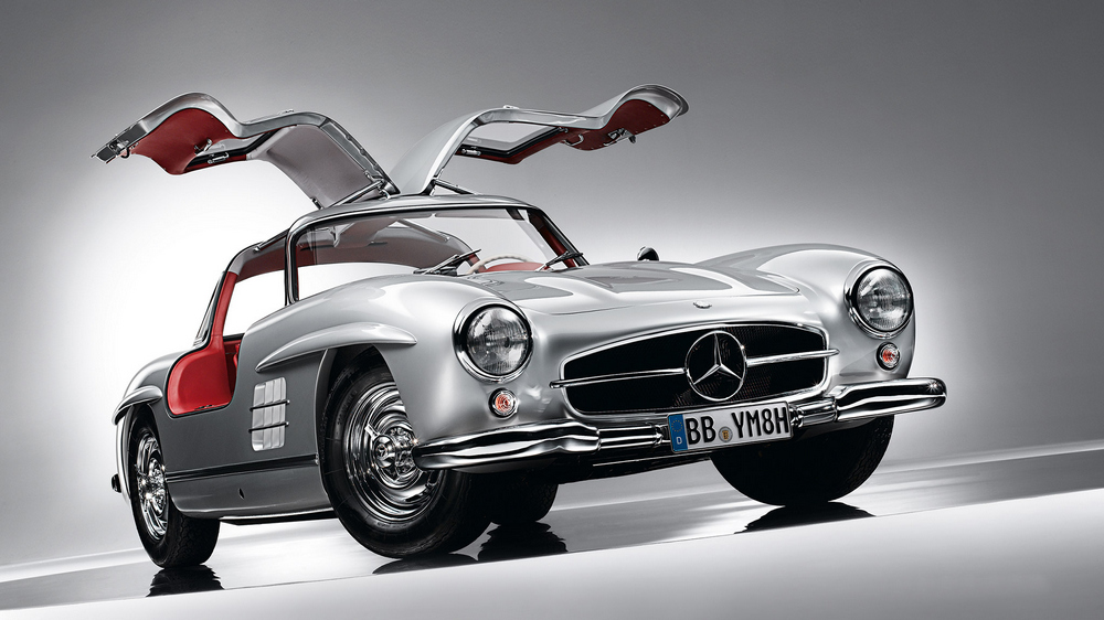 la Mercedes-Benz 300 SL 1955 vue de 3/4 avant droit, portières ouvertes