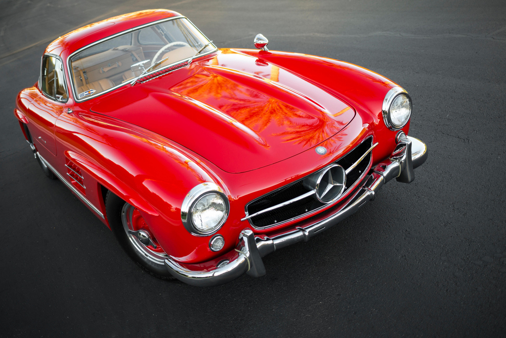 la Mercedes-Benz 300 SL 1955 rouge vue de 3/4 avant droit