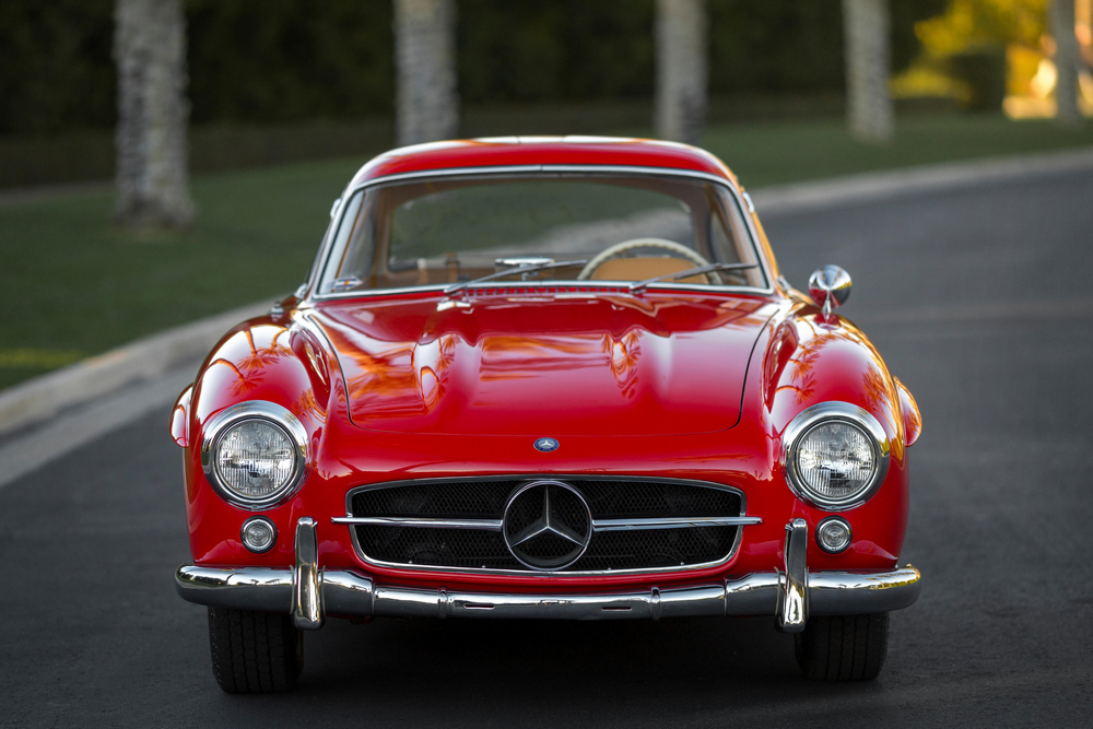 la Mercedes-Benz 300 SL 1955 rouge vue de face