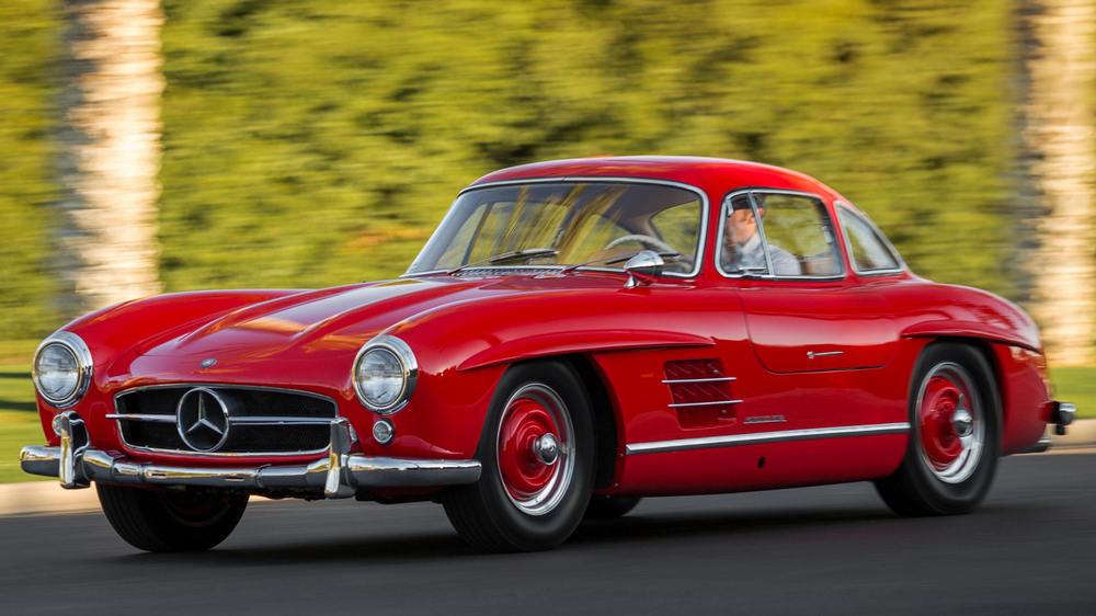 la Mercedes-Benz 300 SL 1955 rouge vue de 3/4 avant gauche