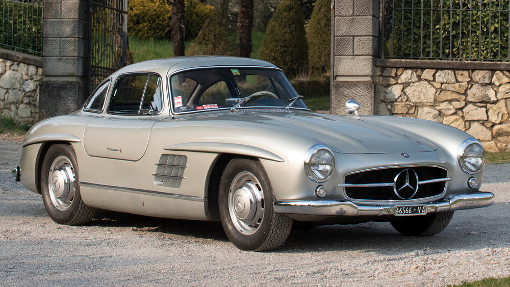 la Mercedes-Benz 300 SL 1955 gris métallisé vue de 3/4 avant droit