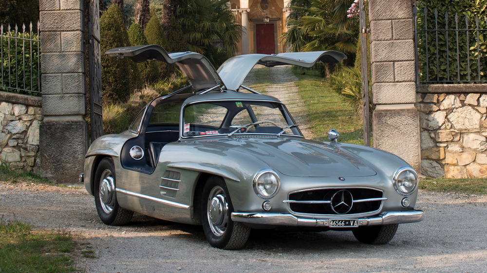 la Mercedes-Benz 300 SL 1955 gris métallisé vue de 3/4 avant droit, intérieur noir, portières ouvertes