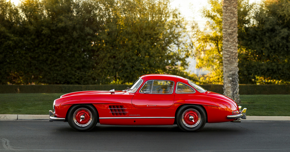 la Mercedes-Benz 300 SL 1955 rouge vue de profil gauche