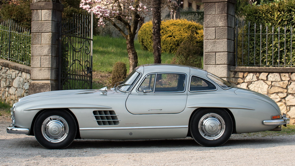 la Mercedes-Benz 300 SL 1955 gris métallisé vue de profil gauche