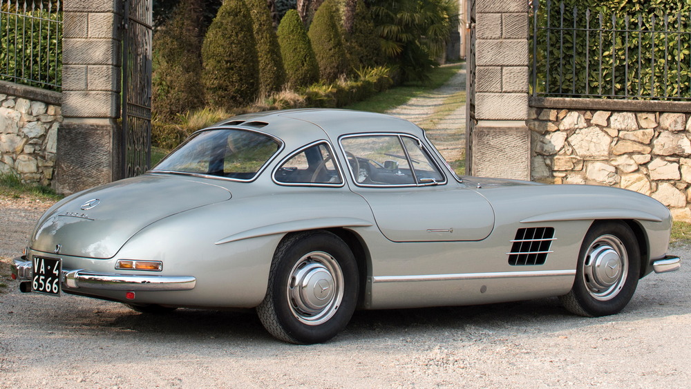 la Mercedes-Benz 300 SL 1955 gris métallisé vue de 3/4 arrière droit