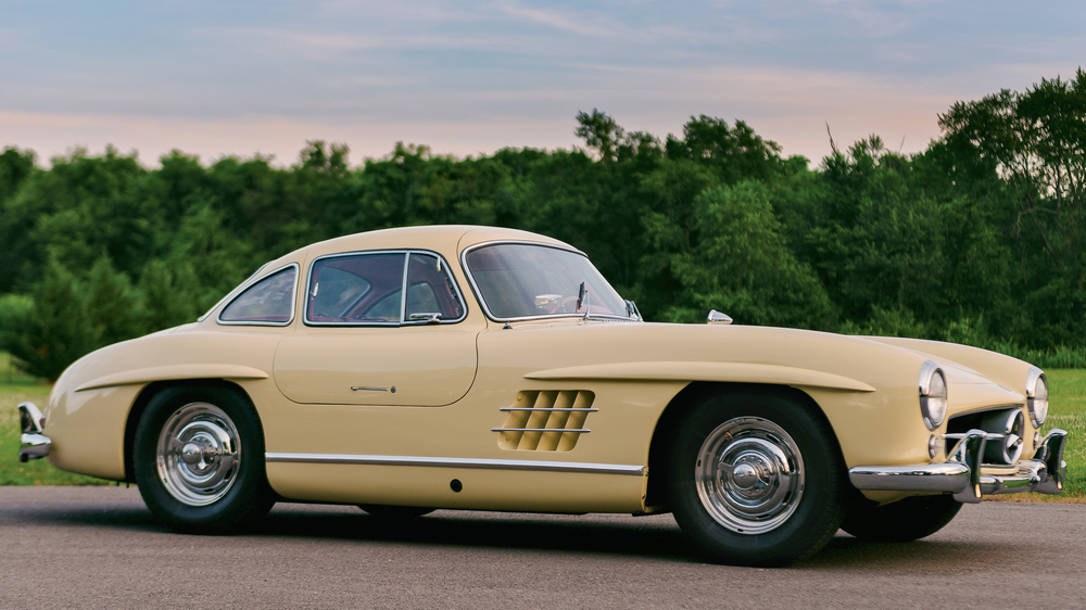 la Mercedes-Benz 300 SL 1955 beige vue de profil droit