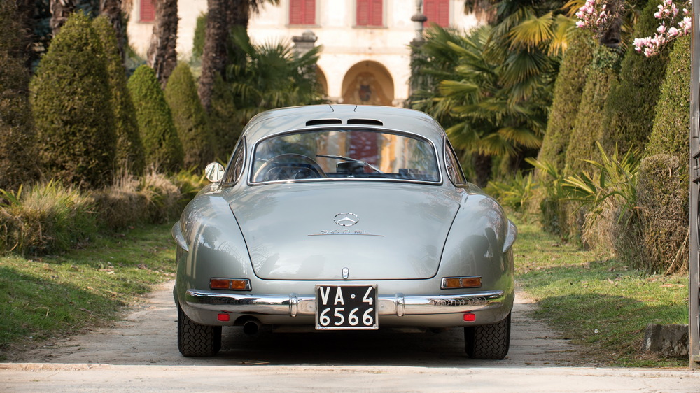 la Mercedes-Benz 300 SL 1955 gris métallisé vue arrière