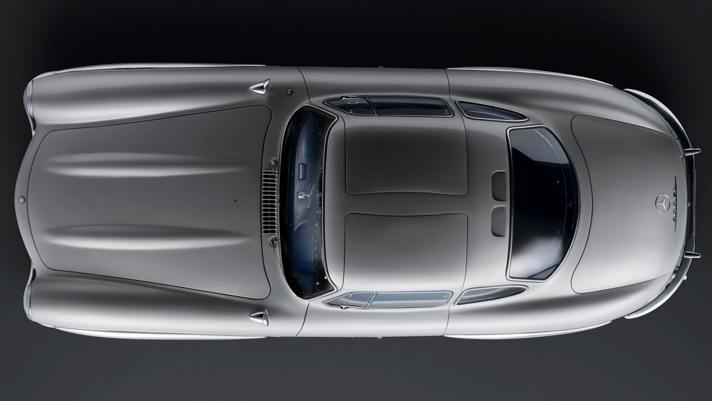 une vue aérienne de la Mercedes-Benz 300 SL 1955 gris métallisé