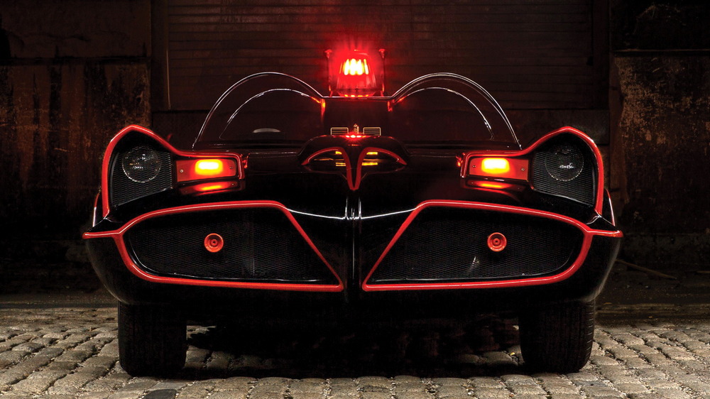 la Batmobile de 1966 vue de l'arrière, avec les feux et le girophare allumés