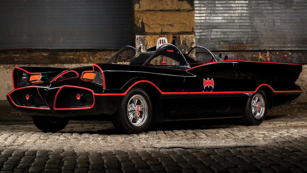 la Batmobile de 1966 vue de 3/4 avant gauche