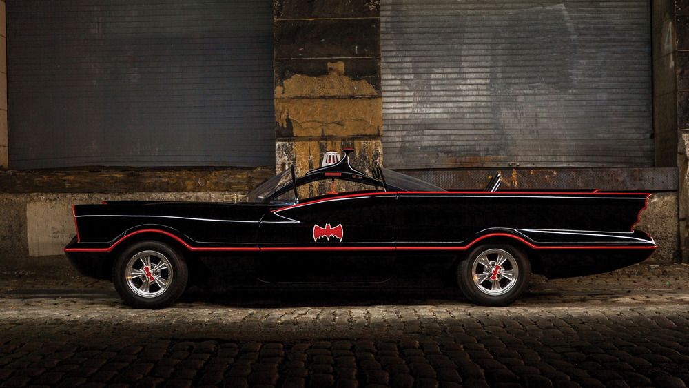 la Batmobile 1966 vue de profil gauche
