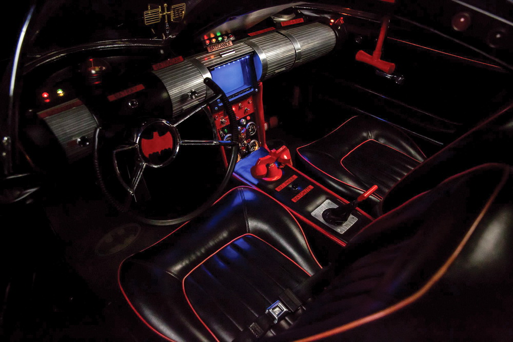 l'habitacle de la Batmobile 1966 vu depuis la place du conducteur