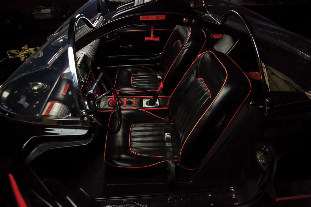 l'habitacle de la Batmobile 1966 vu de profil depuis la place du conducteur