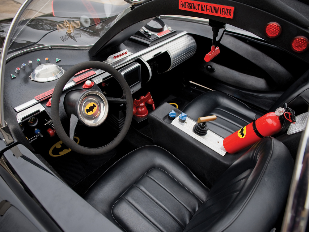 l'habitacle de la Batmobile 1966 vu de la place du conducteur