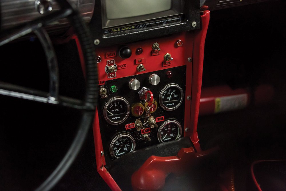 un détail de la console centrale dans l'habitacle de la Batmobile 1966